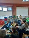 Uczniowie wsłuchani w opowieść