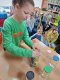 Nazywamy, segregujemy i wkładamy do odpowiedniego słoiczka