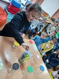 Nazywamy, segregujemy i wkładamy do odpowiedniego słoiczka