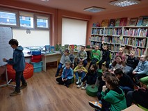 Uczniowie klasy II podczas spotkania w bibliotece