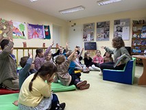 Bibliotekarka w trakcie rozmowy z dziećmi
