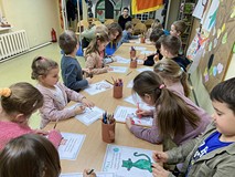 Dzieci podczas zajęć wykonują pracę plastyczną