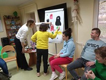 Tworzenie wspólnej pracy plastycznej za pomocą farb