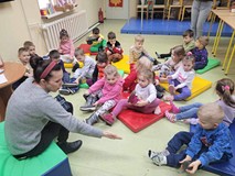 dzieci w trakcie skarpetkowej zabawy