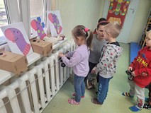 Dzieci zawieszają skarpetki