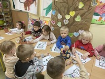 Dzieci wykonują pracę plastyczną