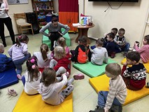 Dzieci w trakcie rozmowy