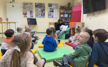 Bibliotekarka czyta dzieciom książkę