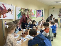 Dzieci podczas zajęć wykonują pracę plastyczną