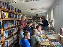 Bibliotekarka czytająca dzieciom list od Pani Wiosny