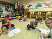 Dzieci podczas wwykonywania pracy plastycznej