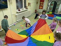Dzieci w trakcie zabawy z chustą
