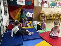 Bibliotekarka czyta dzieciom książkę