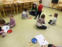 Dzieci podczas wwykonywania pracy plastycznej