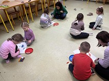 Dzieci podczas wwykonywania pracy plastycznej