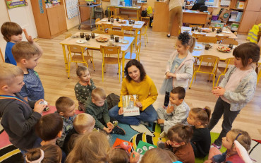 Bibliotekarka czyta książkę