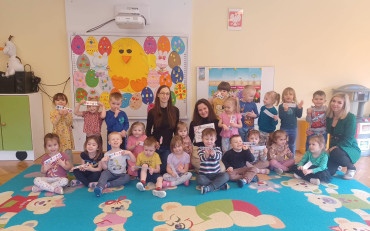 Grupowe zdjęcie przedszkolaków i bibliotekarek