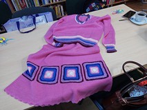 Różowy sweter i spódniczka wykonane przez uczestniczkę Robótkowa