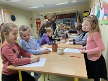 Dzieci podczas zajęć wykonują pracę plastyczną