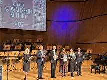 Scena Filharmonii Koszalińskiej, od lewej: radna Krystyna Kościńska, Prezydent Koszalina Piotr Jedli