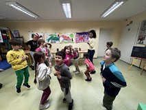 dzieci w trakcie zabawy