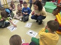 Dzieci układają wiosenne puzzle