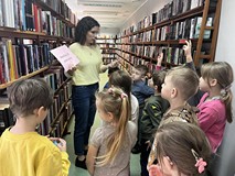 Bibliotekarka czyta zagadki dla dzieci