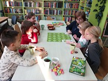 Uczestnicy spotkania ósmego marca podczas gry