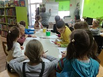 Pani Ania pokazuje, jak można narysować kota