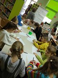Pani Ania pokazuje, jak można narysować kota