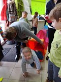 Dzieci z grupy Muchomorków opuszczają bibliotekę przechodząc przez tunel