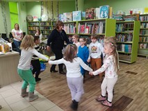 Pani Ania z dziećmi podczas zabawy „w kotka i myszkę”