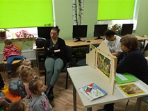 Pani Ania podczas czytania dzieciom