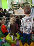 Dzieci słuchają bajki czytanej przez panią Anię