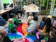 Tropiciele z Przedszkola Twoja Niania słuchają bajki kamishibai