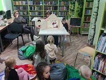 Tropiciele z Przedszkola Twoja Niania słuchają bajki kamishibai