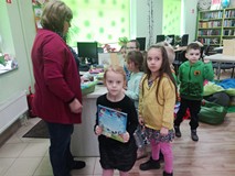 Dzieci otrzymują w prezencie od nas książki
