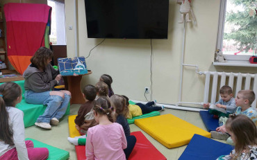 Bibliotekarka czyta dzieciom książkę