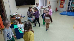 Dzieci podczas zabawy w kalambury
