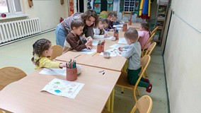 Dzieci podczas zajęć wykonują pracę plastyczną