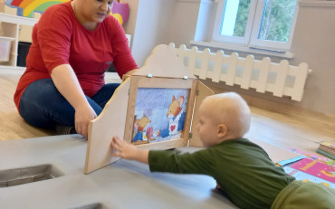 Teatrzyk Kamishibai w grupie żłobkowej Pędzinóżek