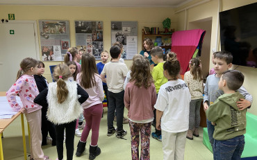 Bibliotekarka wyjaśnia dzieciom plan zajęć