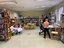 Dzieci wykonują zadanie