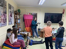 Bibliotekarka wyjaśnia dzieciom znaczenie danego słowa
