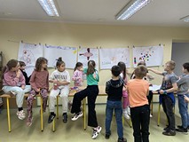 Dzieci wskazują, który obraz nalezy do którego słowa
