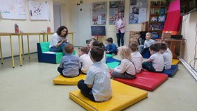 Bibliotekarka czyta dzieciom książkę