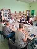 uczestnicy malują na szkle