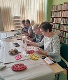 uczestnicy malują na szkle