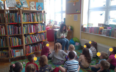 Bibliotekarka i dzieci rozmawiają o wiośnie