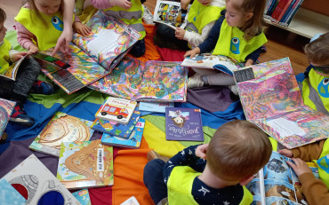 Przedszkole Zaczarowany Domek w bibliotece